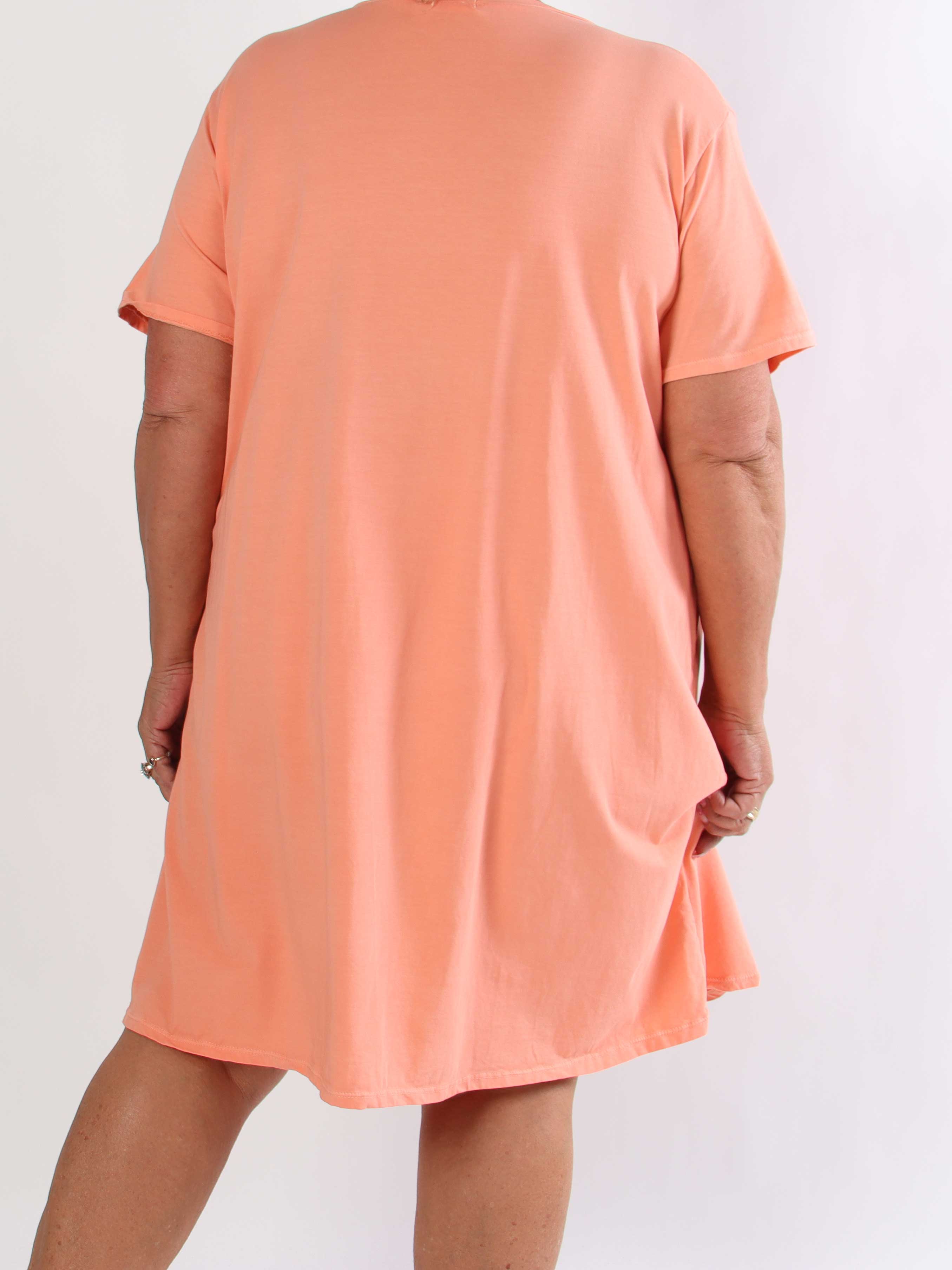 Janina - Blød plus size t-shirtkjole i bomuld med palme på maven